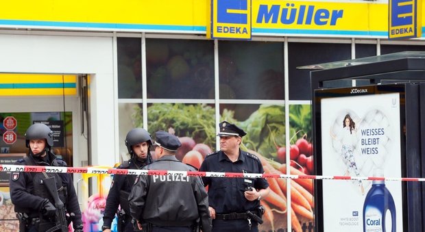 Amburgo, killer del market giunto in Germania come rifugiato: gli era stato negato l'asilo