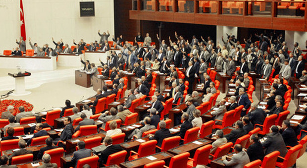 Nel Parlamento turco la protesta delle donne, basta coi femminicidi e la cultura machista