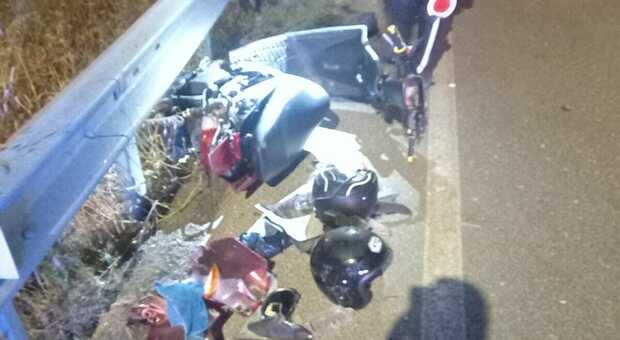 Incidente a Fano, scooter disintegrato dopo lo schianto con un'auto: miracolato un 15enne