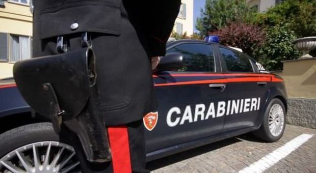 Due senegalesi feriscono un maresciallo dei carabinieri: "Lo hanno colpito con un cacciavite". Ricoverato, è grave