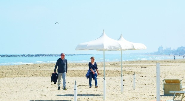 I primi ombrelloni sulla spiaggia di San Benedetto
