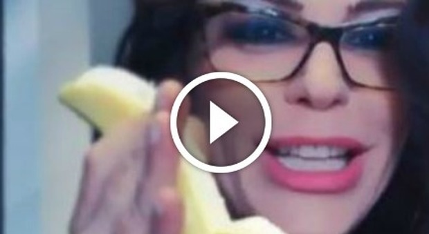 Naike Rivelli: La risposta a Striscia la Notizia con la banana