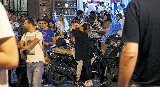 Movida, decibel fuorilegge a piazza Bellini: baretti a rischio sanzioni