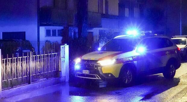 L'automedica davanti alla palazzina di via Tirindelli, a Conegliano, da cui è precipitato Roberto Sagui