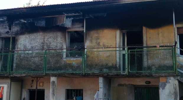 Prefabbricato distrutto dalle fiamme, evacuata una famiglia a Montesano