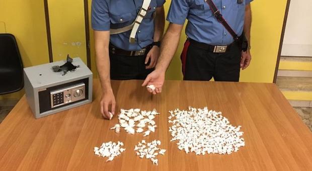 Roma, blitz a Tor Bella Monaca, arrestate due pusher, sequestrati 400 grammi di cocaina