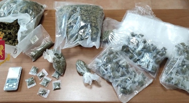 Napoli, 1,3 chili di marijuana in casa: arrestato 34enne al Rione Bisignano