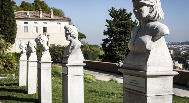 Roma, sul Gianicolo compaiono dei busti "marmorei": è un blitz dell'Unhcr