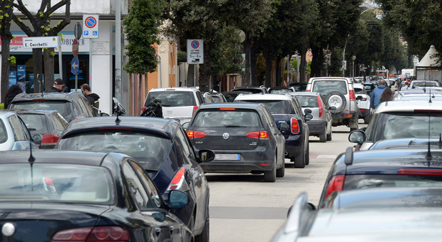 Il traffico caos in viale Vittorio Veneto