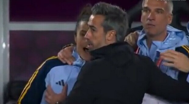 Spagna femminile, ancora polemiche dopo il Mondiale: l'allenatore ha toccato il seno a un'assistente per festeggiare