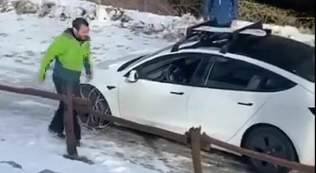 Salvini "sbaglia" a mettere le catene da neve all'auto (a trazione posteriore). Il video è virale, ma...