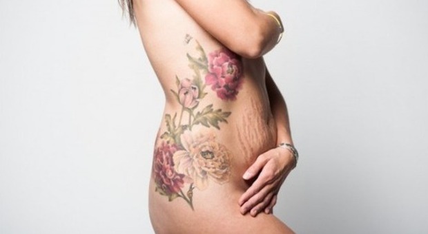 Vietato allattare al seno dopo un tatuaggio: la sentenza contro una mamma fa discutere