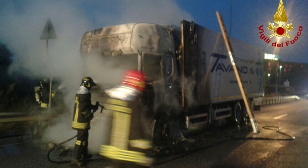 Autocarro pieno di generi alimentari distrutto dal fuoco: pompieri all'opera