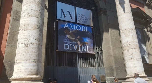 Napoli, turisti davanti al museo chiuso. La responsabile: «È normale amministrazione»