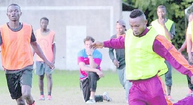 «Calcio vietato ai profughi per motivi d'igiene», squalificati 14 dirigenti