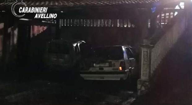 Paura a Mirabella, due auto a fuoco nel cortile di una casa: c'è l'inchiesta