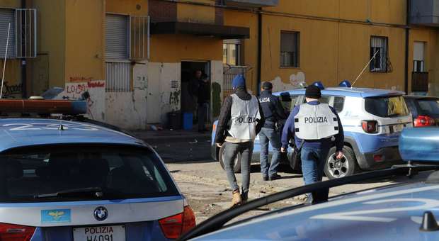 Troupe di Rai2 picchiata a Pescara, arrestati due rom nel quartiere ghetto: trovata droga in un pannolino