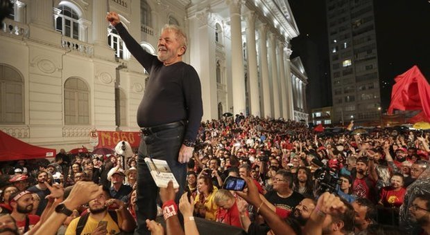 Brasile, Lula è libero: giudice accetta la richiesta di scarcerazione