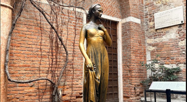 Giulietta, seno bucato nella casa di Verona: troppe carezze, statua da rifare