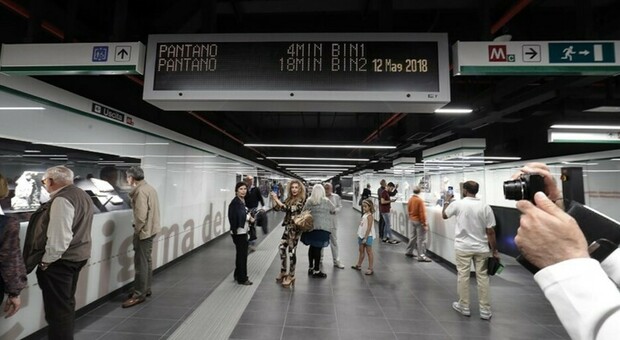 https://statics.cedscdn.it/photos/MED/01/78/8490178_20145950_metro_roma_panico.jpg