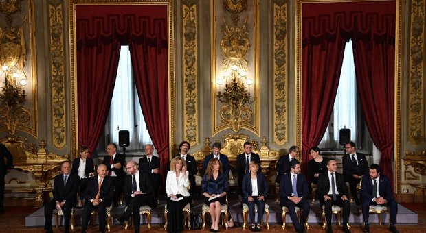 Governo, tutti in blu al giuramento. Le cravatte di Salvini e Savona