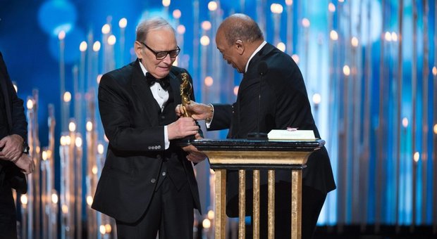 Morricone, due Oscar e una stella sulla "Walk of fame": oltre 500 colonne sonore nella sua straordinaria carriera