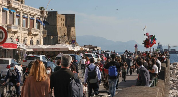 Lockdown a Napoli, l’idea del sindaco: strade aperte solo alle auto