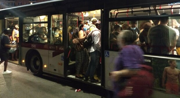 Roma, folle terrorizza i passeggeri sul bus 90 di Atac. «Ci veniva addosso e ci tirava di tutto»