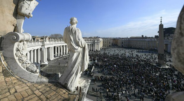 Roma, prova ad entrare in piazza San Pietro prima dell'Angelus armato di coltello: bloccato dalla polizia