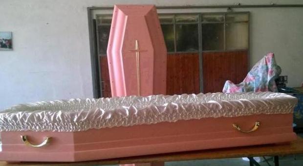 Morta a 39 anni dopo una caduta, l'ultimo desiderio: «Una bara rosa»