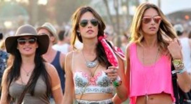 Vip ed eccessi al Coachella Festival, tra bellissime e look improbabili