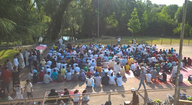 Fedeli islamici in preghiera durante il Ramadan