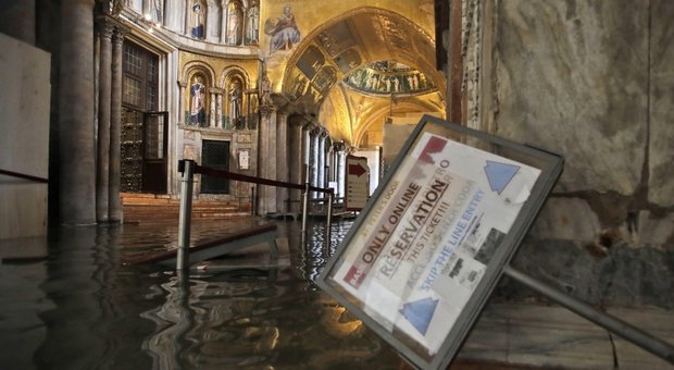 Acqua alta Venezia, il sindaco Brugnaro: «Danni per centinaia di milioni di euro»