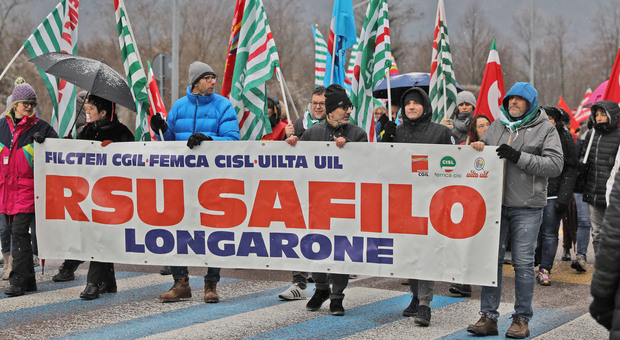 Safilo, salta il "tavolo" per Longarone. I sindacati: «Devono ritirare i 250 licenziamenti in Friuli»
