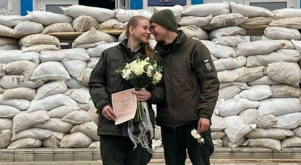 Ucraina, la guerra non ferma l'amore: due militari si sposano al fronte