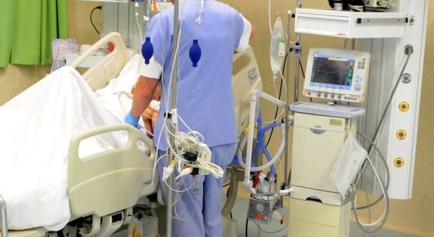 Febbre, vertigini e vomito: grave 41enne «colpito dalla meningite»