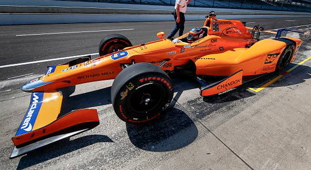 Fernando Alonso a bordo del bolide con cui correrà la 500 miglia di Indianapolis