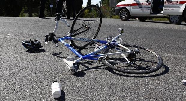 Travolge e uccide un giovane migrante in bici e scappa, fermato automobilista italiano