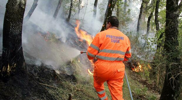 Volontario incendiava i boschi anziché domare le fiamme: arrestato