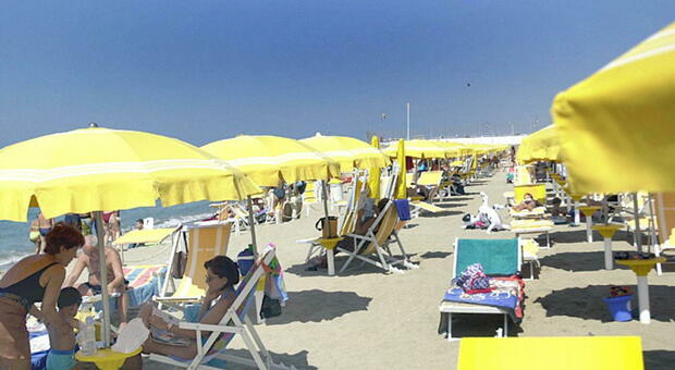 Botte in spiaggia a Pesaro, rissa a colpi di cinghie e bastoni: blitz per vendicare gli apprezzamenti rivolti a una ragazza