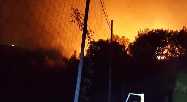 Frosinone, fiamme a ridosso del centro a Villa Santa Lucia: nottata di paura