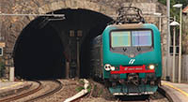 Nuovo raid nella stazione di Maddaloni: distrutti 12 vetri del treno Napoli-Caserta