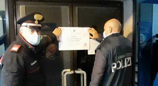 L’esecuzione del provvedimento di chiusura temporanea da parte di carabinieri e polizia