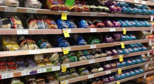 Omogenizzati, yogurt e salumi scaduti da mesi al supermercato