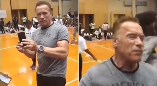 Arnold Schwarzenegger aggredito folle lo colpisce alle spalle con un calcio