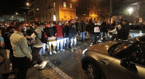 Coprifuoco a Napoli, l'ultima notte di proteste sul lungomare: imprenditori e ristoratori in piazza contro De Luca