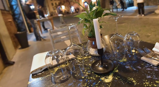 Un tavolo vuoto con la candela: così i ristoratori hanno protestato anche a Civitavecchia martedì (Foto Giobbi)