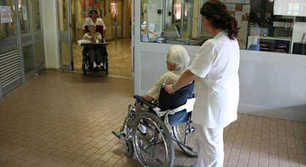 Anziani e malati maltrattati in una casa di cura in Molise: 13 in manette fra cui il sindaco