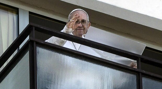 Papa Francesco sta meglio. «Domani in Vaticano». Ma a Pasqua non celebra