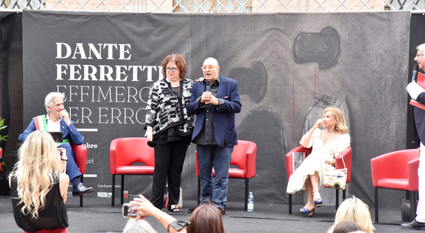 Il vernissage della mostra alla presenza del grande scenografo maceratese Dante Ferretti accompagnato dalla moglie Francesca Lo Schiavo